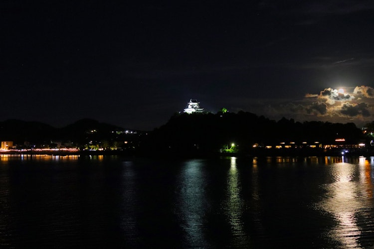 [相片1]我在夏夜拍攝了犬山城郭。 燈火通明的犬山城郭，滿月，建築物和城鎮的燈光，水面的倒影，營造出非常美麗的景象。