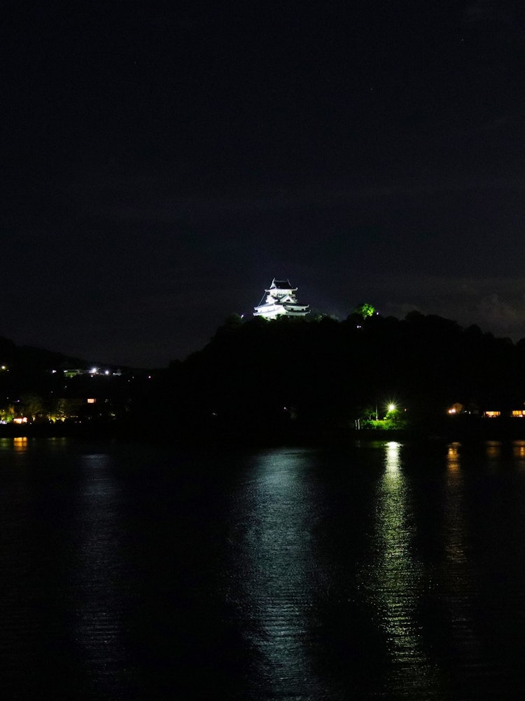 [Image1]I photographed Inuyama Castle on a summer night. The illuminated Inuyama Castle, the full moon, the 