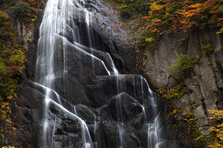 [画像1]秋田県北秋田市にある安の滝（やすのたき）です。 この滝がある中ノ又渓谷は、奥阿仁の最深部に約8kmほどにわたって形成されています。 安の滝は落差が約90ｍほどで、美しい秀2段構造の滝になっていて、周囲