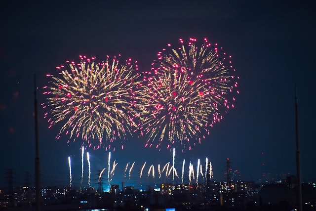 [画像1]日本の花火大会は夏の間広く人気があります。今年の夏は戸田橋花火大会を楽しみました。