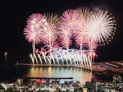 [이미지2]오늘, 2/12(월·쉐이크 홀리데이)는 2024년 제1회 「아타미 해양 불꽃놀이 축제」입니다!불꽃놀이는 각지에서 개최되고 있지만, 아타미의 특징은 발사 장소입니다.삼면이 산으로 둘