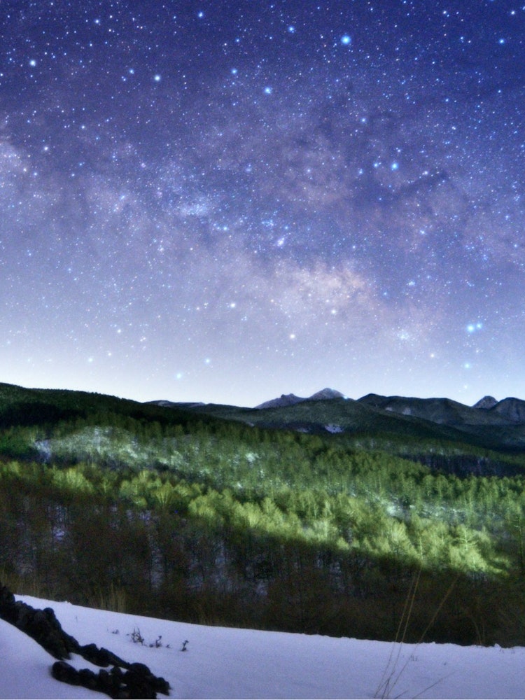 [相片1]《八岳与冬天的银河》完美的万里无云的银河系日子来了，我在我最喜欢的拍摄点和八岳一起拍摄了银河系。星空是最好的！我使用软滤镜捕捉了星星的大图像。这是一个症结所在。地点： 长野