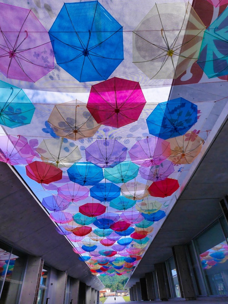 [相片1]据说伞天始于葡萄牙，但现在在日本各地都可以看到它。这是在兵库县矢部市的矢部市民广场装饰的。一排排五颜六色的雨伞很漂亮，让你觉得有趣，仿佛要吹走雨季的阴郁心情。