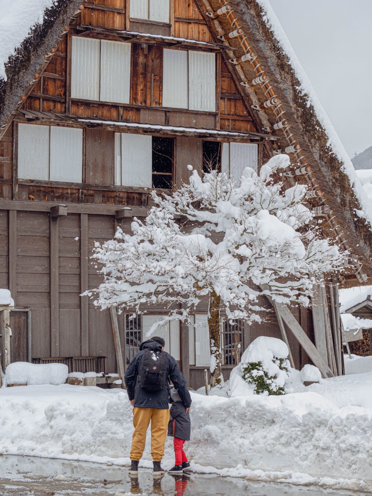 [Image1]It is a father and son making memories of a winter day in Shirakawa-go in Gifu Prefecture.