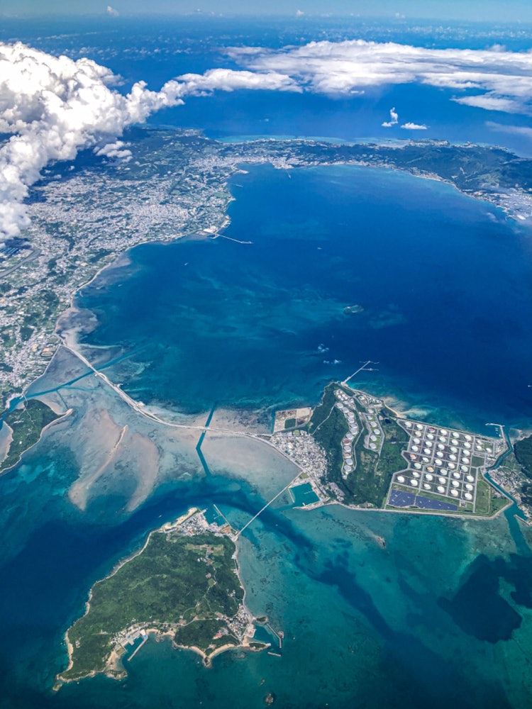 [画像1]沖縄県の上空の写真です。海が綺麗でした。撮影機材 iphone編集ソフト Lightroom