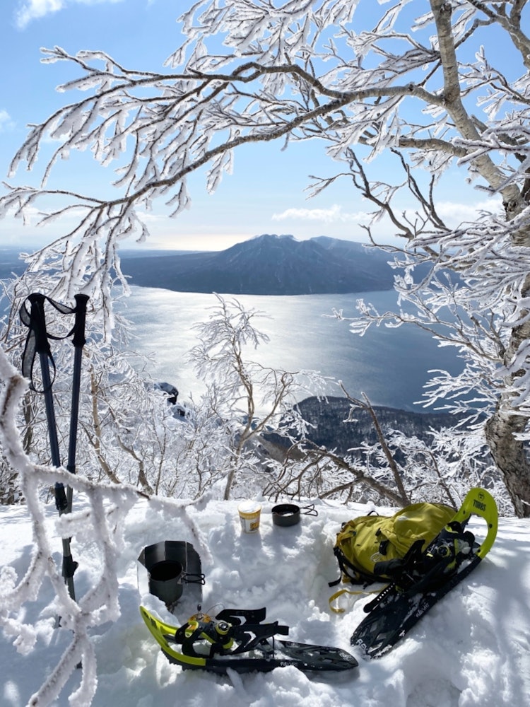 [相片1]日本最北端的无冰湖支笏湖岸边的最高峰江庭山的山顶。在无风的寂静中，粗犷的独山大餐在这个特殊的座位上很热闹，是最豪华的赏樱。