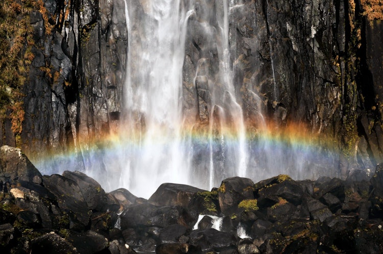 [画像1]世界遺産、落差１３３ｍの那智の滝です。 晴天時にはきれいな虹を見ることができます。