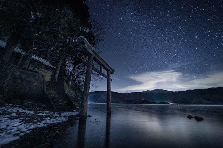 [이미지1]히바라 호수의 밤하늘한겨울에 호숫가에서 찍은아니나 다를까, 홍수가 나서 발이 얼어붙었습니다.