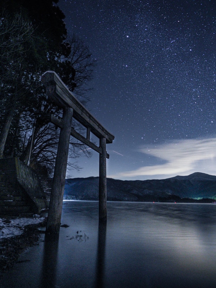 [画像1]桧原湖の星空真冬の湖側から撮影案の定浸水して足が凍りました。