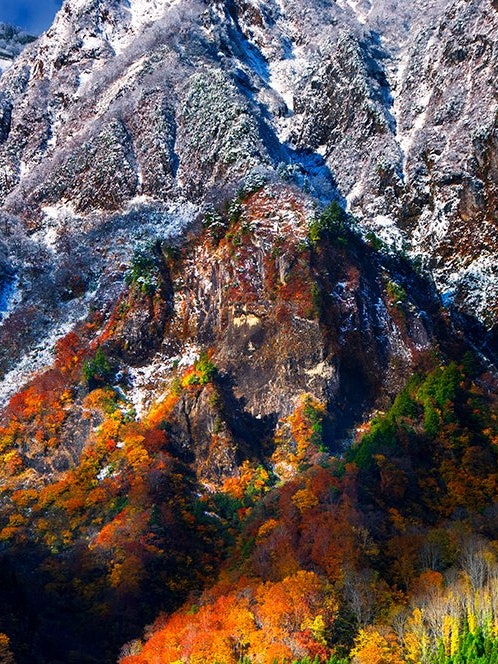 [画像1]撮影地 長野県栄村目覚めてビックリ宿の庭からの風景。秋と冬の風景に感動。