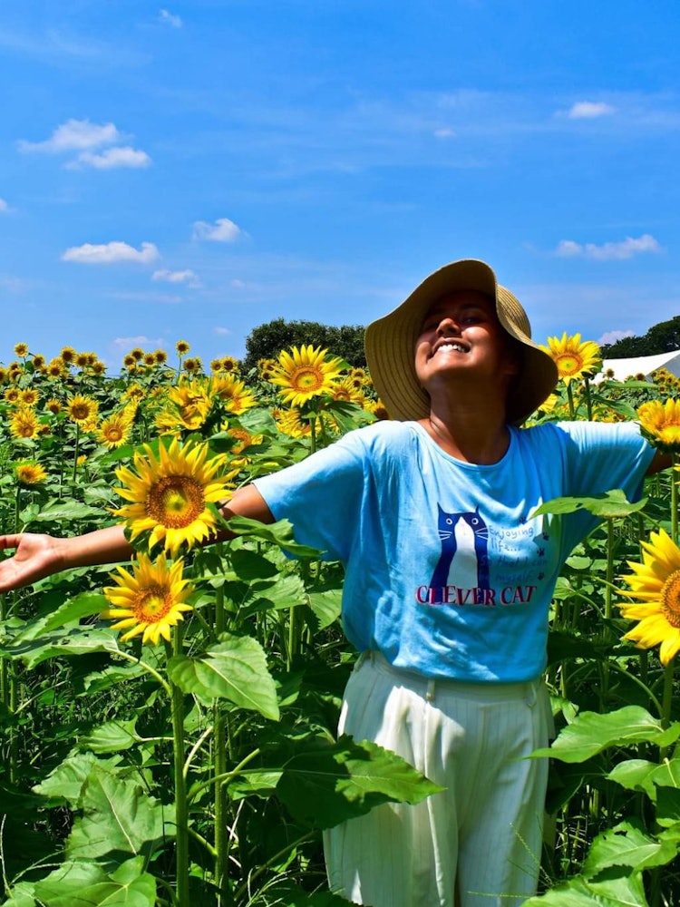 [Image1]Sunflower is her soul flower, as sunflowers are the epitome of bright, happy and cheer, her vibrant 