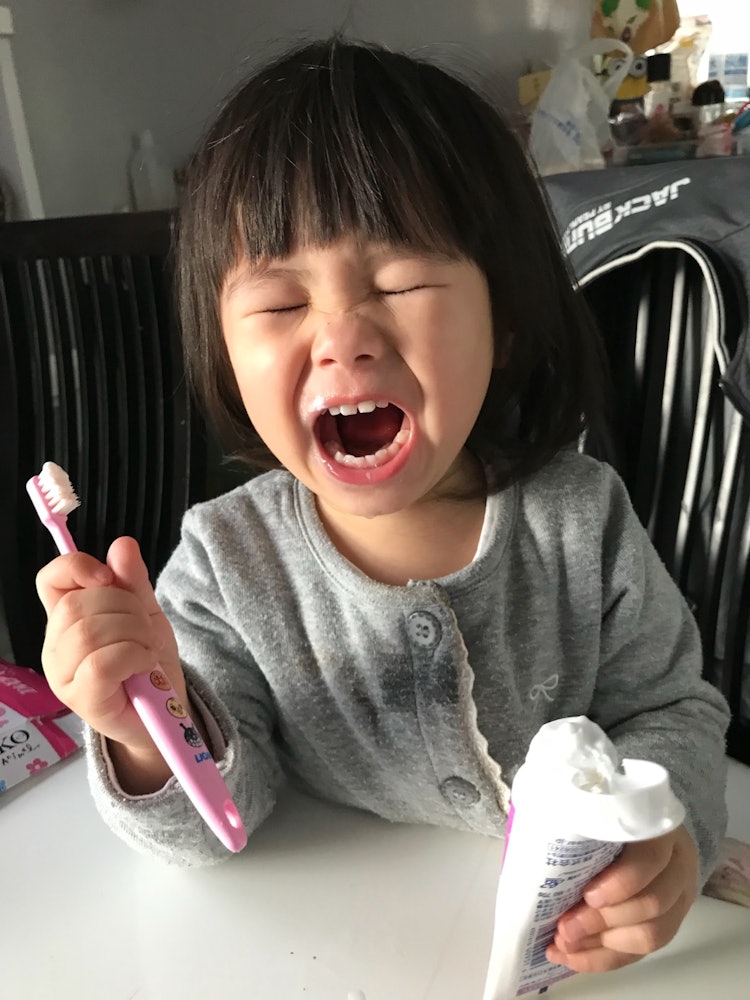 [相片1]我孙子第一次用牙膏刷牙时的反应是这张脸，尽管是给孩子们的！ 现在我喜欢我最喜欢的葡萄口味。