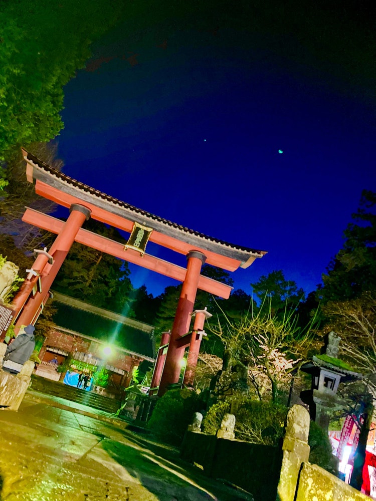 [画像1]北口本宮冨士浅間神社は、千九百年以上の歴史があり、富士登山道の入り口でもある霊験あらたかな神社です。　冬の寒い時期に伺いました。　寒い冷気がとても良い感じになりました。