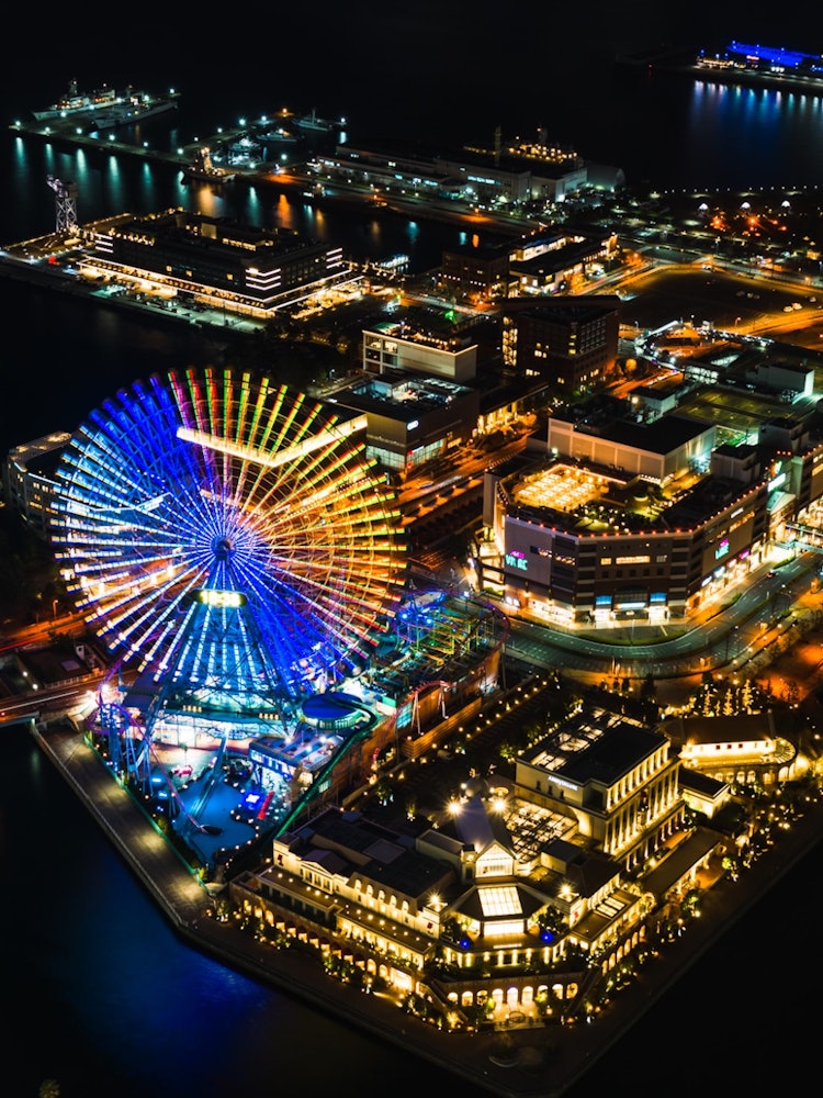 [Image1]Nightshot of Yokohama's playground by the landmark.