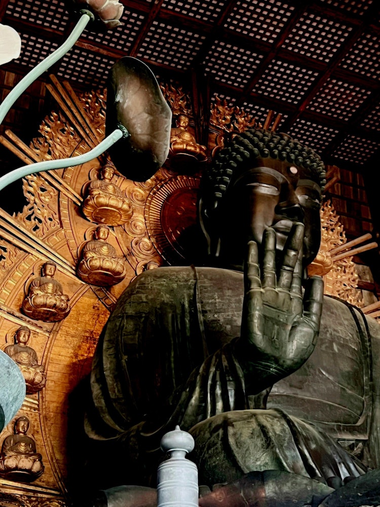 [画像1]奈良の東大寺の大仏は、日本三大仏の一つです。ブロンズで鋳造された大仏は厳粛で壮大です。 ツアーに入ると、厳粛な心が生まれます。古都奈良を訪れる際には必見のスポットで、観光客で賑わいます。また、日本の高