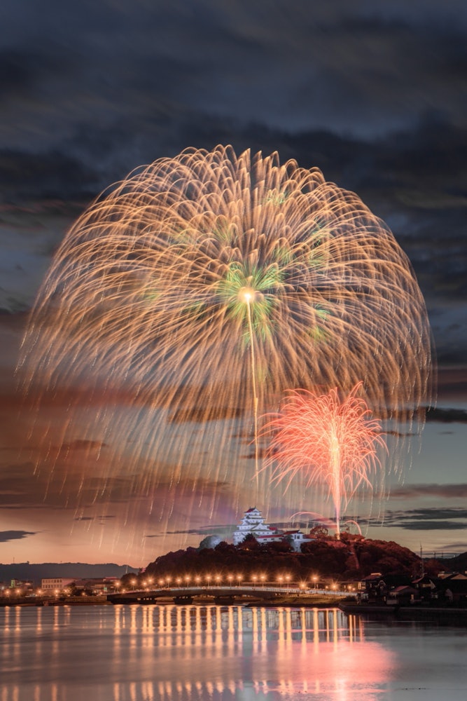 [画像1]佐賀県唐津城毎年唐津城背後から上がる「二尺玉」毎年この構図で写真を撮られる方が多く滅多に撮れない構図を今年は納める事が出来ました毎年9月開催される花火大会でありマジックアワーの空と唐津城と花火は今年の