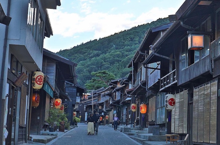 [画像1]夏の長野県奈良井宿。中山道沿いに南北約1km続く日本最長の宿場町だそう。まるで江戸時代にタイムスリップしたかのような宿場町の風景が広がっていました。古く美しい日本の街並み、この先の未来にも残していきた