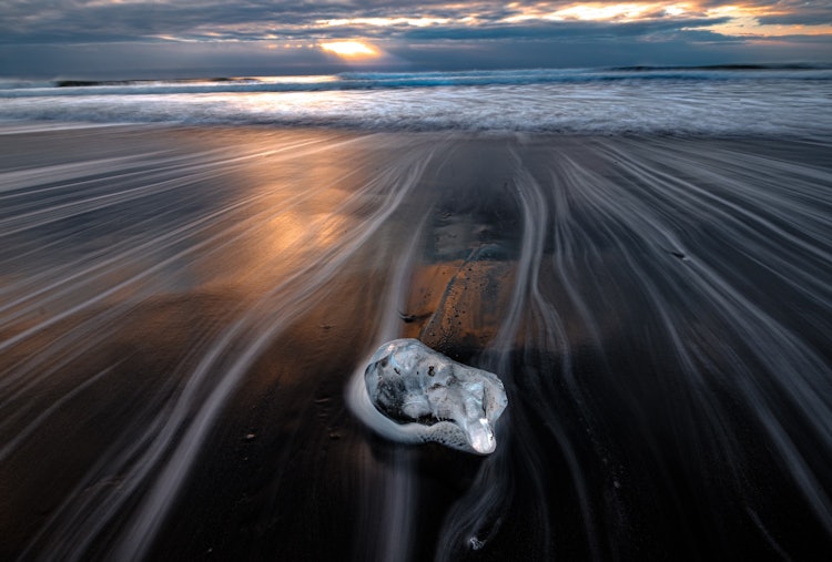 [相片1]《珠宝冰》覆盖北海道十胜川的冰流入太平洋，这是一种自然现象，在河口的大津海岸被冲刷的冰块闪耀着美丽的光芒。