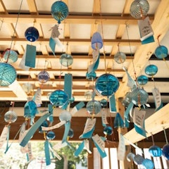 [画像2]宇久須神社にて、今年も「風鈴神社」が開催されるようです！6月23日から9月23日までの3ヶ月間、宇久須神社の拝殿内に240個もの風鈴が飾られる「風鈴神社」が開催されます。涼しげな青色を基調とした風鈴が