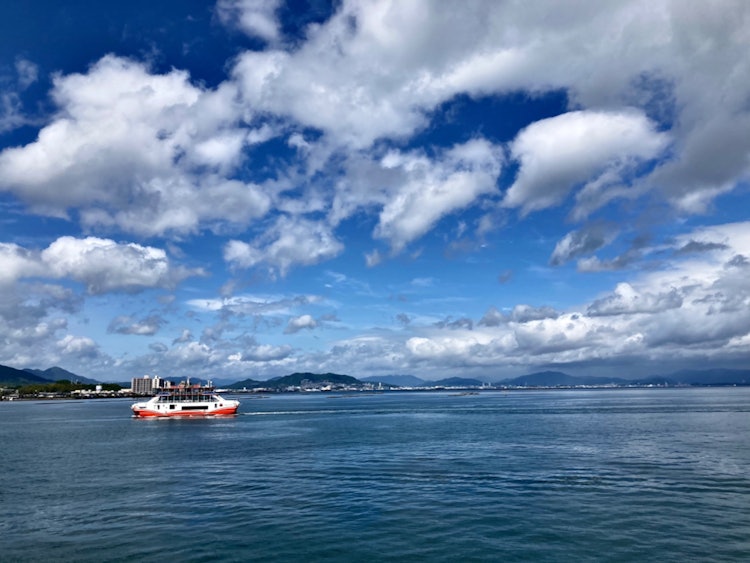 [画像1]広島県の宮島に向かう船の中で撮った写真です。 瀬戸内海は波が穏やかでゆったりとした空気感でした🍋