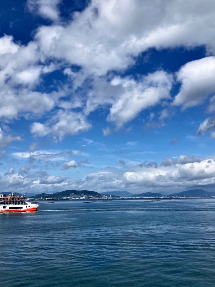 [相片1]這張照片是在前往廣島縣宮島的船上拍攝的。 在瀨戶內海，海浪平靜，氣氛輕鬆🍋。