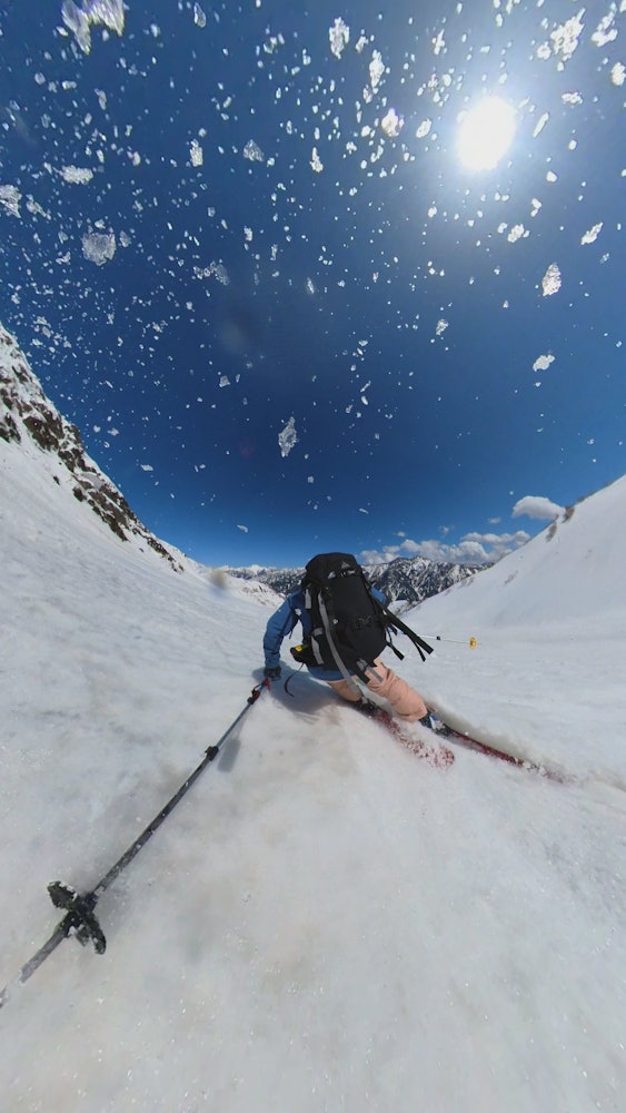 [相片1]我喜欢使用立山黑部阿尔卑斯山脉路线进行越野滑雪。天气好，雪质好滑雪板最好！蓝天摊开，景色无穷无尽。 滑雪后看支线感觉很好！