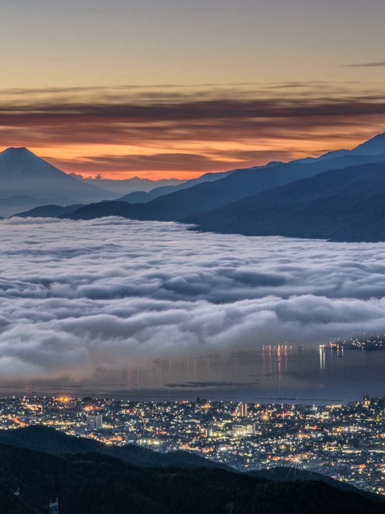 [相片1]在长野县的高保知高原，我拍摄了诹访盆地和富士山上空的云海。 这是我一生中至少想看一次的风景，所以能够亲眼看到它真是太神奇了。