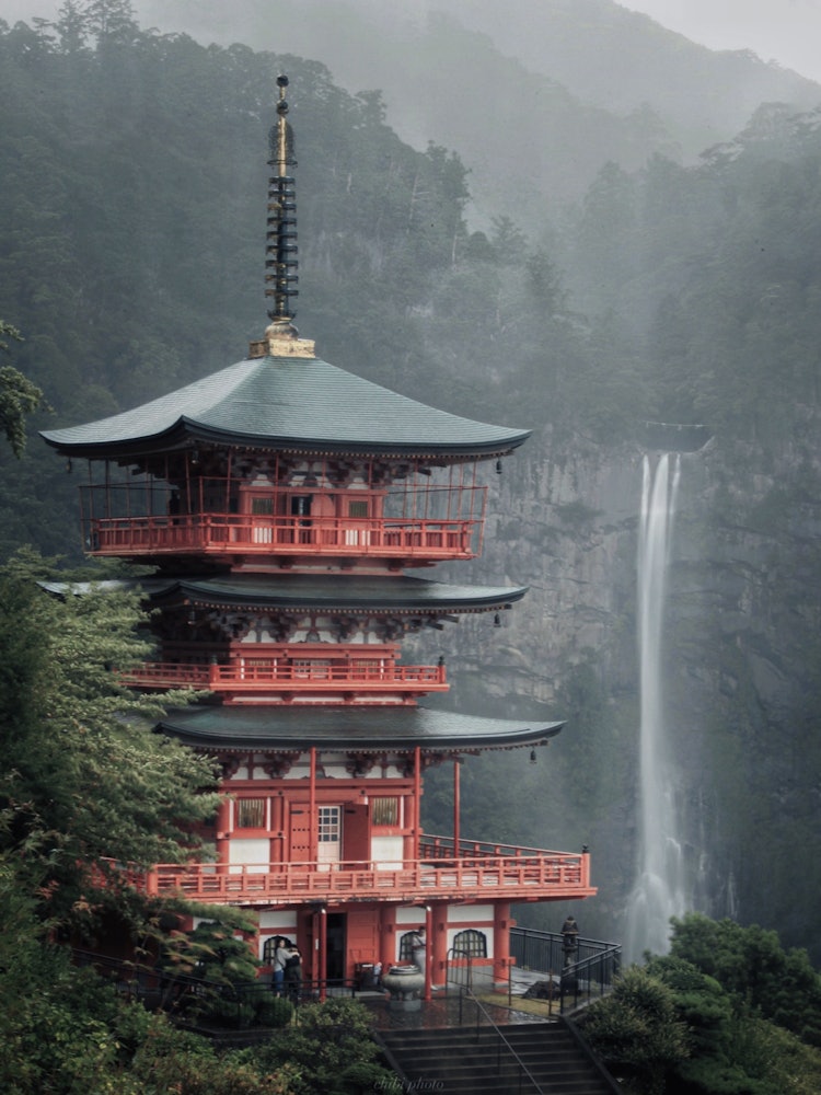 [画像1]和歌山県 那智の滝この日は台風の暴風で滝が途中で霧に変わってた思い出。