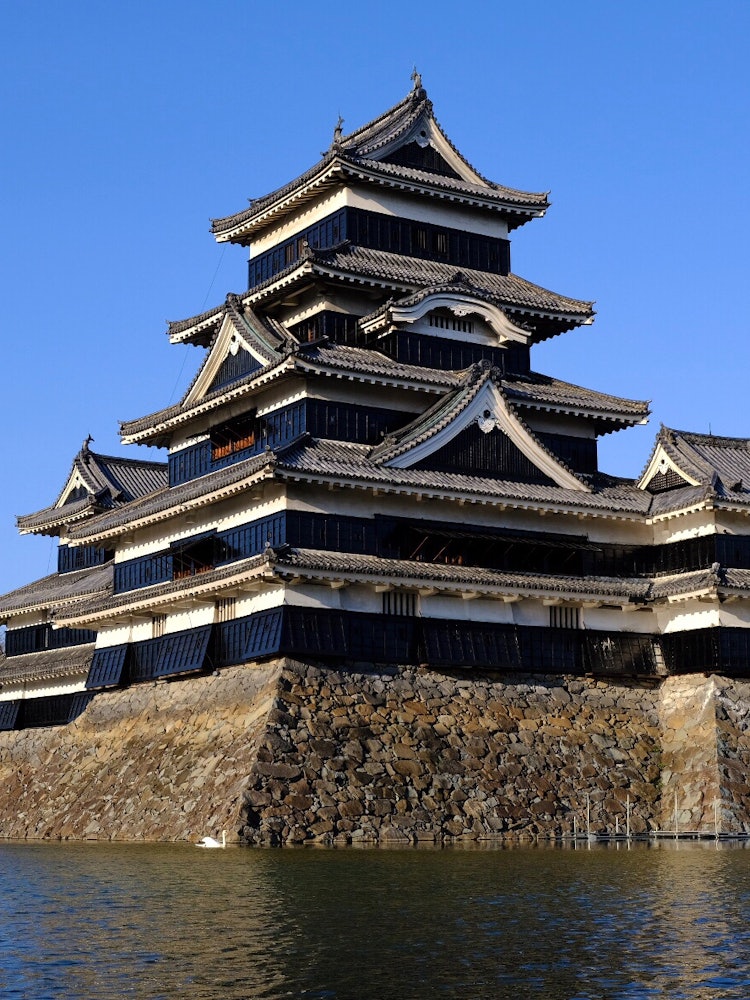 [Image1]Matsumoto Castle (Nagano)Many people are fascinated by the black-based castle tower. I investigated 