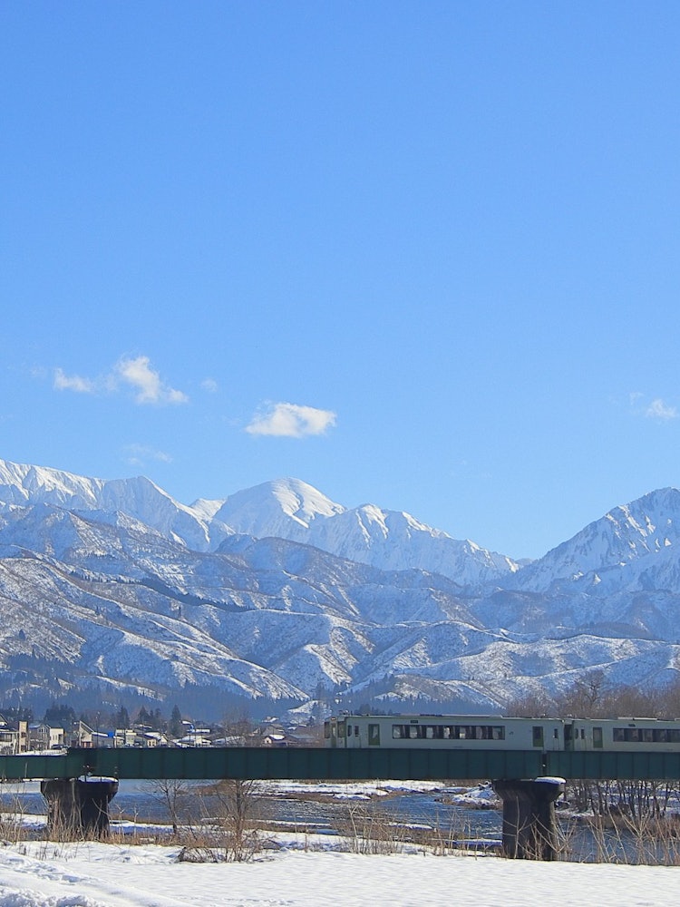 [이미지1]겨울 햇볕에 에치고의 세 산...아이즈로 향하는 다다미선.2023.12.26. 촬영.