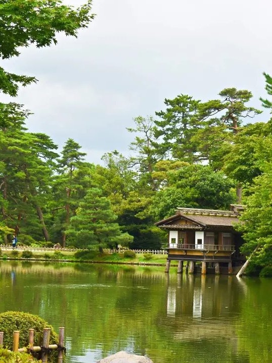 [Image1]My today’s recommended place is kenrokuen one of Japan’s 3 most beautiful landscape garden. This spe