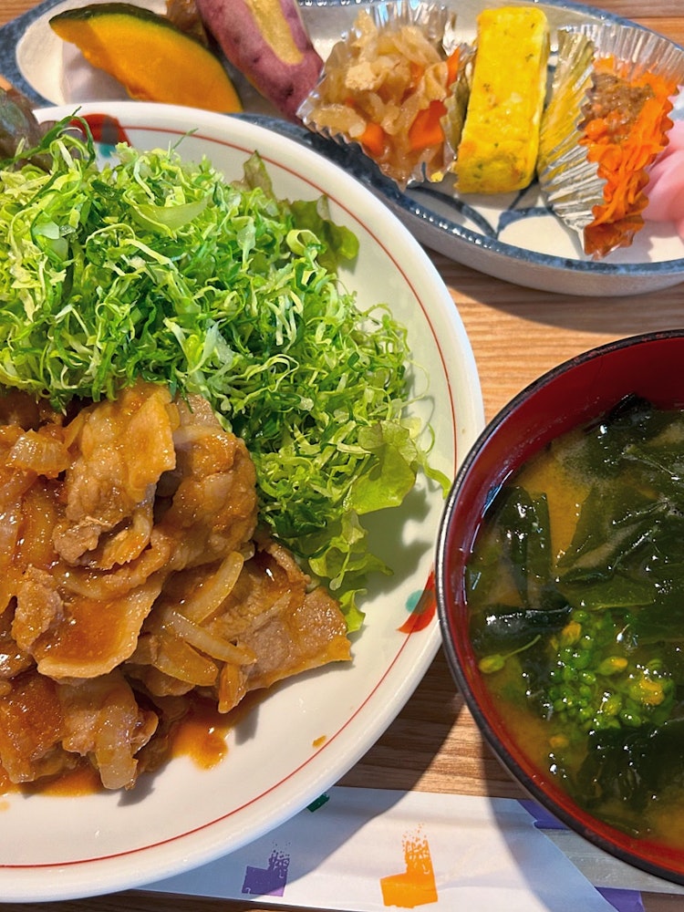 [画像1]昨日は、川越氷川神社の柿本人麻呂祭の後、ちょっと寄り道さんに寄り道しました。しょうが焼き定食です。 手間と時間をかけて、作られています。 野菜や、副菜も盛りだくさんで、ありがたいです。 しょうが焼きも