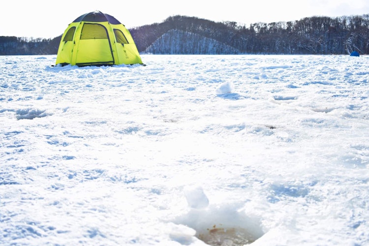 [이미지1]빙어 낚시는 홋카이도현에서 매우 인기 있는 활동입니다. 이 구멍은 그 목적을 위해 만들어졌습니다. 위치는 아바시리 호수