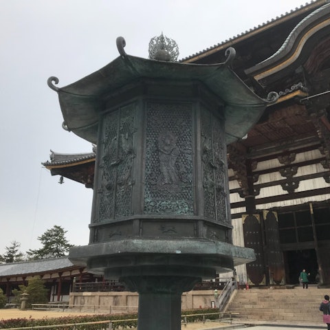 [相片1]我发现了一些我参观东大寺时的照片。我在寺庙前拍了一张青铜灯笼的照片，因为我觉得它看起来很酷，但想到此时灯笼大约有 1，300 年的历史，真是太疯狂了。我还拍了一些寺庙内几尊雕像的照片，第一尊是八大菩萨