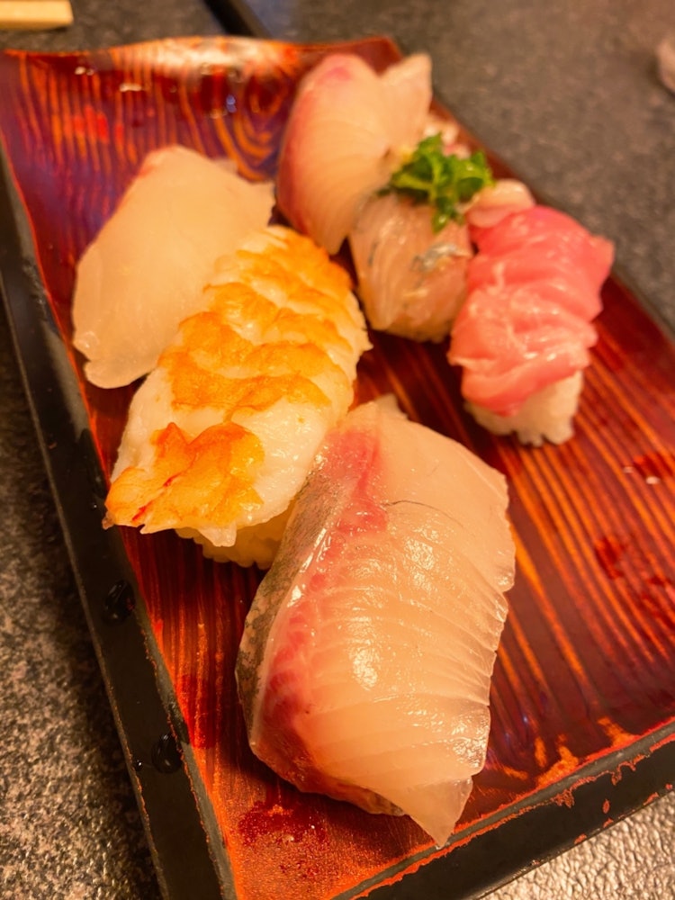 [相片1]日本的美食是壽司！ 新宿歌舞伎町的木豆壽司提供無限量美味的壽司！ 沒有等待時間，大食材的壽司接連出來，我很滿意♪。