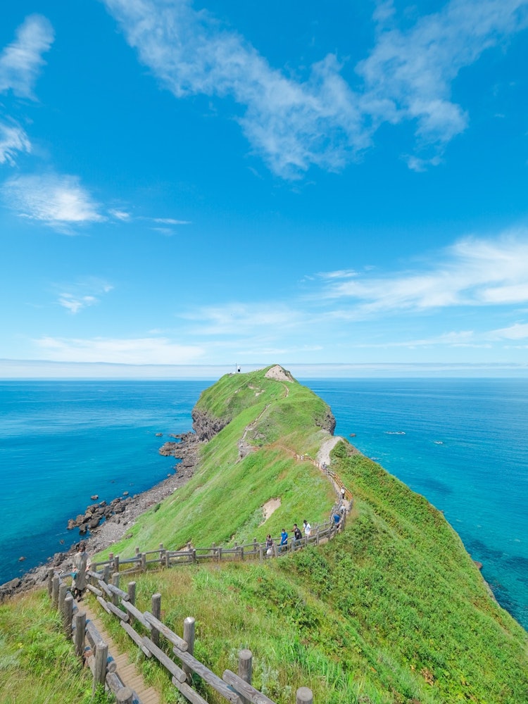 [画像1]積丹ブルーの美しい海と緑のコントラストがとても綺麗な神威岬です。 北海道の積丹半島に位置しており、壮大な自然を感じることが出来ます。 天気がいい日は特に絶景です。