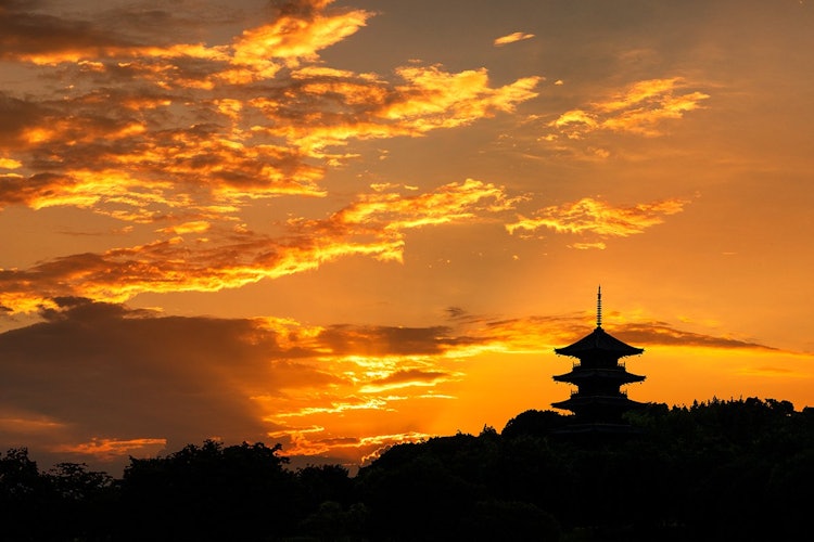 [相片1]冈山县宗子市的备中分寺。 吉备寺的日落和五重塔之间的合作非常美丽。