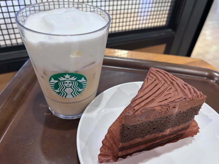 [画像1]今日は、仕事で志木まで行きました。仕事終わりに、スターバックスエキア志木店で、のんびりしました。アイスカプチーノと、チョコレートケーキです。