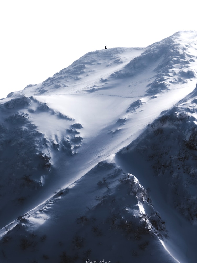 [画像1]孤独の戦い撮影地 鳥取県 大山寺雪登山をされる方を麓から撮影した写真です山上からみる景色も絶景ですが、下からみても大迫力でした✨