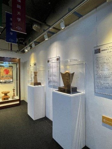 [Image1][Hakone Ekiden Museum]The outgoing championship commemorative trophy made of Hakone parquet is on di