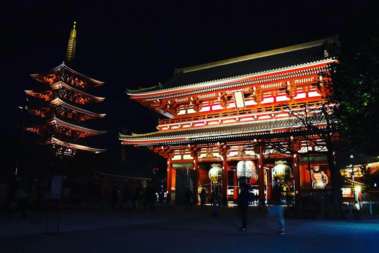 [이미지1]도쿄의 상징적인 상징인 센소지. 나는이 장소를 여러 번 방문했고 매번 나는 매우 기분이 좋다. 사원의 전망은 낮보다 밤에 훨씬 더 좋아 보입니다. 또한 낮에는 성전 부지가 너무 혼