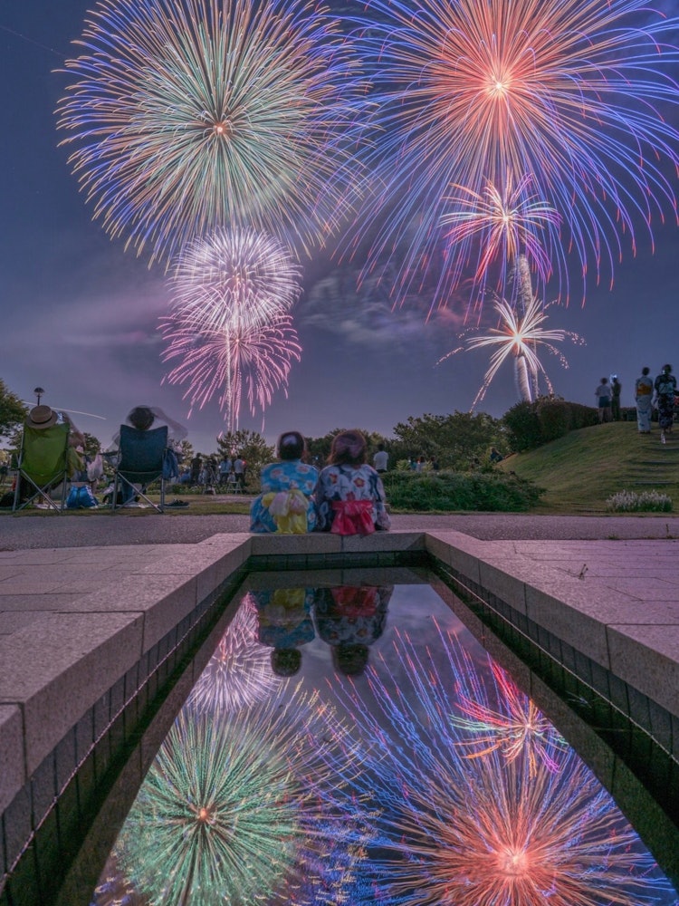 [Image1]Fireworks at the Awaji Summer Festival held on Awaji Island, Hyogo Prefecture.It is a firework that 