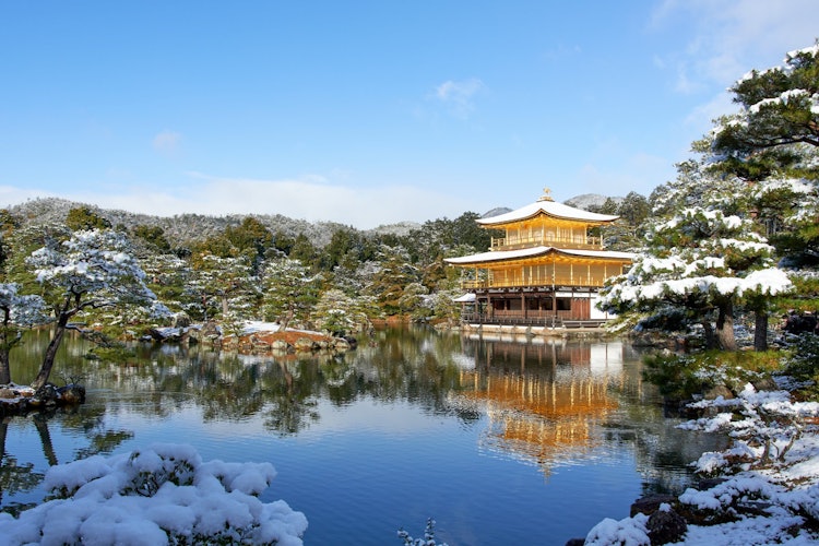 [相片1]2022年元旦下雪了，所以我在大门打开的同时去了金阁寺。雪云覆盖了天空，直到大门打开之前，但在大门打开之前是晴朗的，我能够看到蓝天下白雪覆盖的金阁寺。 这是一个真正壮观的景色！