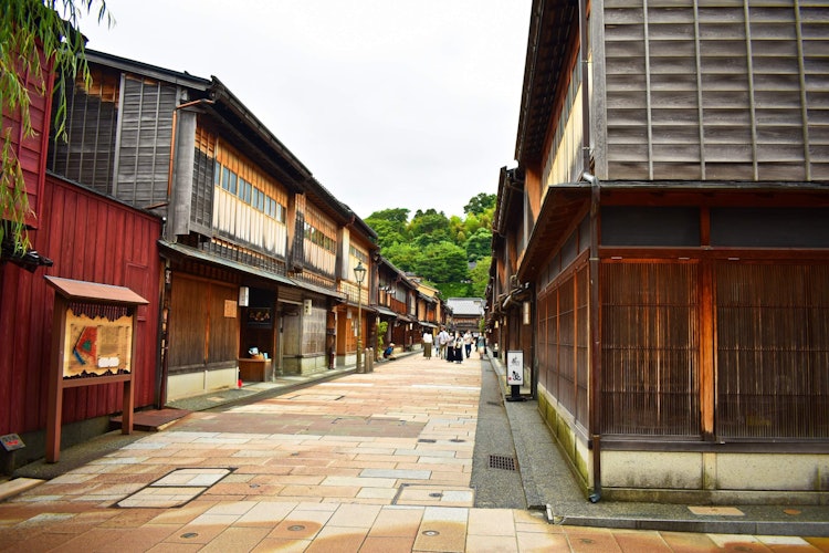 [相片1]这是东茶屋区。茶屋基本上是“茶馆”......在江户时代，这个地方挤满了来这里娱乐的有钱人。艺伎表演是主要的吸引力。金泽还有两个受欢迎的茶屋区。另外两个是nishichaya和kazuemachi。喜