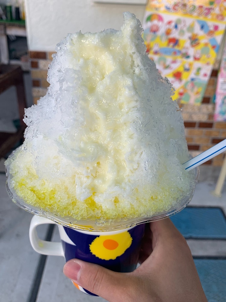 [画像1]青森県八戸市小中野にある「田村氷販売店」さんで食べたレモンかき氷タワーみたいに盛っていましたが、粉雪のようにふんわり感があって美味しかったです。期間限定のかき氷ですが、コンデンスミルクはカケ放題！また