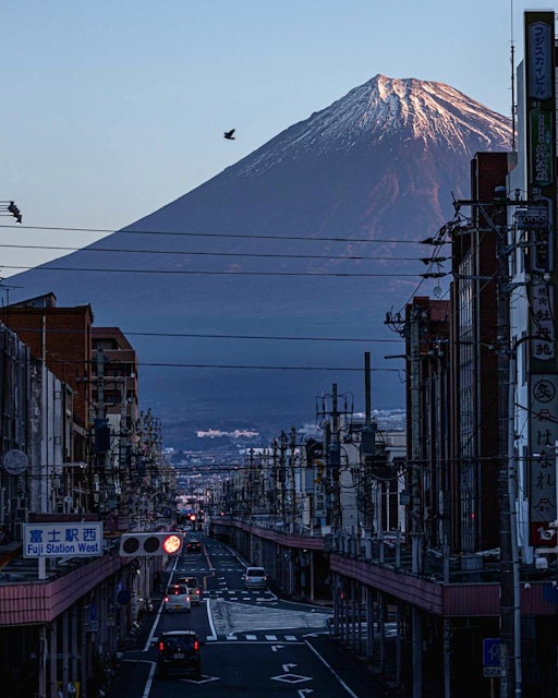 [画像1]静岡県から見る富士山こちらは、静岡県富士市の商店街から見る富士山です。早朝人が居ない時間帯にパシャリ📸まだ誰もいなかったため、のんびり撮ることが出来ました😆
