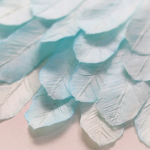 [画像1]素敵な世界に羽ばたけるように想いを込めて繊維が長くちぎるとふわっとする和紙を見ていて、羽根をつくってみたいと思いました。師匠から教えていただいた技術を生かして、和紙の羽根ができたときの喜びは今でも忘れ