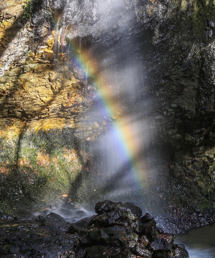 [画像1]出雲 虹が滝。神話の時代から語り継がれた歴史ある穴場的 滝。運が良ければ綺麗な滝を見ることができますよ。（夏場１４時から１６時、冬場１３時から１５時）