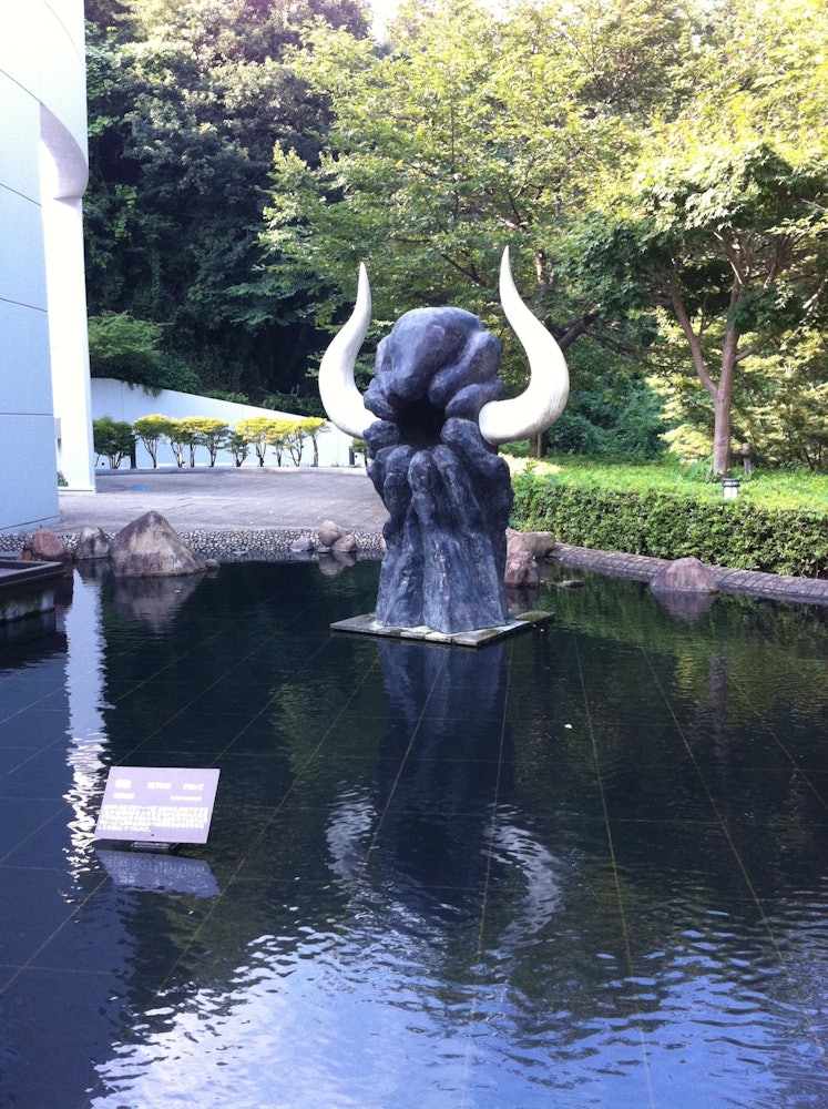 [相片1]岡本太郎美術館前的「樹靈”它是放置在生田涼口的公共藝術。