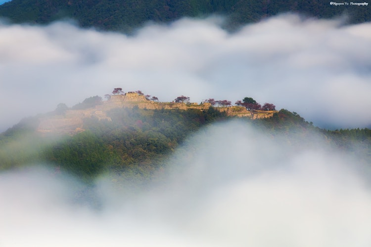 [画像1]日本の秋天空の城 竹田城跡秋の時期と春の時期しか見られない雲海に包まれ、天空の城と呼ばれています。 2021/10/24